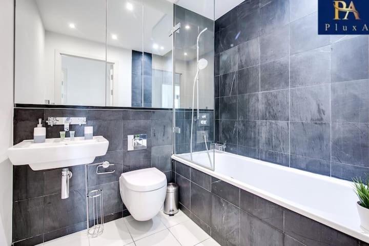 Apartment Pluxa Azure Cubic - Azure Cityview, Corporate Welcome Birmingham